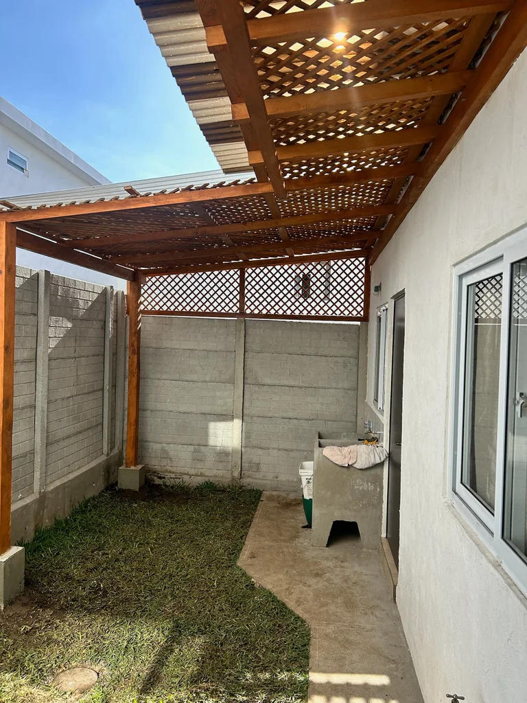Pérgola con celosía de madera